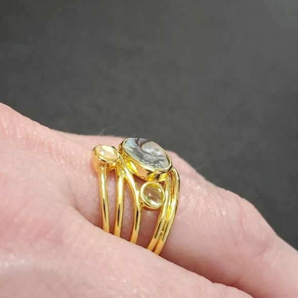 Gold tone layered looking ring - Picture 4 of 9